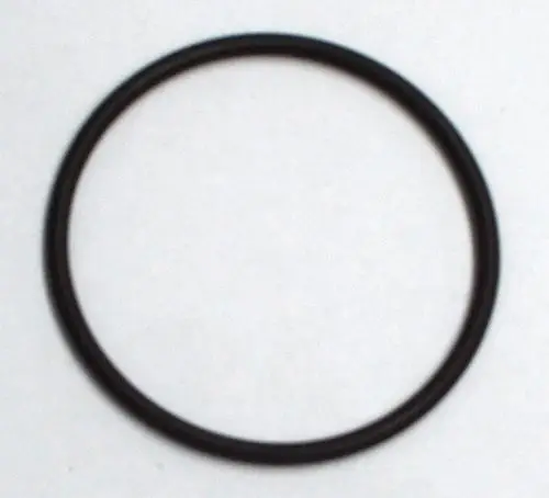 Schwarzer O-Ring von Daikin auf weißem Hintergrund, typischerweise für Dichtungsanwendungen in Luftansaugstutzen.